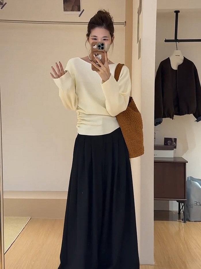 Women's Knit Sweater with Waist-Cinching Slimming Fit - Fall 2026